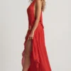 Robe longue asymétrique à dos nu Oliana en rouge piment Robe longue asymétrique à dos nu Oliana en rouge piment