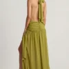 Robe longue asymétrique à dos nu Oliana en vert olive Robe longue asymétrique à dos nu Oliana en vert olive