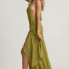 Robe longue asymétrique à dos nu Oliana en vert olive Robe longue asymétrique à dos nu Oliana en vert olive