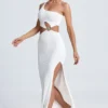 Robe longue asymétrique Rosalia avec détails métalliques, en blanc Robe longue asymétrique Rosalia avec détails métalliques, en blanc
