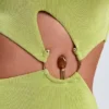Robe longue asymétrique Rosalia avec détails métalliques, vert olive Robe longue asymétrique Rosalia avec détails métalliques, vert olive