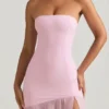 Robe longue asymétrique sans bretelles Melina, coupe en queue de poisson, rose pâle Robe longue asymétrique sans bretelles Melina, coupe en queue de poisson, rose pâle