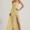 Robe longue asymétrique semi-transparente ornée Kerra, couleur jaune Robe longue asymétrique semi-transparente ornée Kerra, couleur jaune