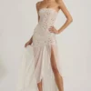 Robe longue asymétrique semi-transparente ornée Kerra en blanc Robe longue asymétrique semi-transparente ornée Kerra en blanc