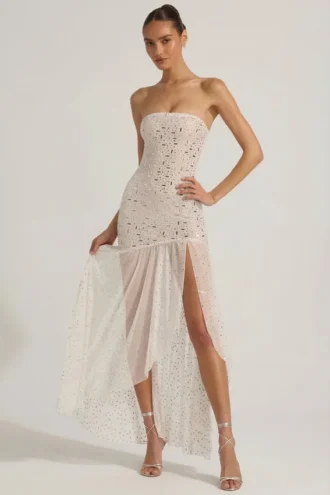 Robe longue asymétrique semi-transparente ornée Kerra en blanc