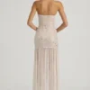 Robe longue asymétrique semi-transparente ornée Kerra en blanc Robe longue asymétrique semi-transparente ornée Kerra en blanc