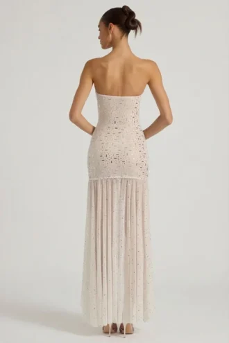 Robe longue asymétrique semi-transparente ornée Kerra en blanc