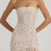 Robe longue asymétrique semi-transparente ornée Kerra en blanc Robe longue asymétrique semi-transparente ornée Kerra en blanc