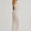 Robe longue asymétrique semi-transparente ornée Kerra en blanc Robe longue asymétrique semi-transparente ornée Kerra en blanc