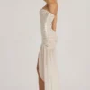 Robe longue asymétrique semi-transparente ornée Kerra en blanc Robe longue asymétrique semi-transparente ornée Kerra en blanc