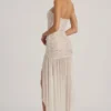 Robe longue asymétrique semi-transparente ornée Kerra en blanc Robe longue asymétrique semi-transparente ornée Kerra en blanc