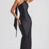 Robe longue asymétrique Sheril avec détail foulard, en noir Robe longue asymétrique Sheril avec détail foulard, en noir