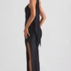 Robe longue asymétrique Sheril avec détail foulard, en noir Robe longue asymétrique Sheril avec détail foulard, en noir