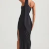 Robe longue asymétrique Sheril avec détail foulard, en noir Robe longue asymétrique Sheril avec détail foulard, en noir
