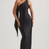 Robe longue asymétrique Sheril avec détail foulard, en noir Robe longue asymétrique Sheril avec détail foulard, en noir