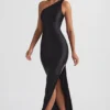 Robe longue asymétrique Sheril avec détail foulard, en noir Robe longue asymétrique Sheril avec détail foulard, en noir