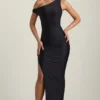 Robe longue asymétrique à une épaule froncée Akeeva, en noir Robe longue asymétrique à une épaule froncée Akeeva, en noir