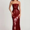 Robe longue bandeau Nottola avec ornements 3D, rouge Robe longue bandeau Nottola avec ornements 3D, rouge