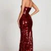 Robe longue bandeau Nottola avec ornements 3D, rouge Robe longue bandeau Nottola avec ornements 3D, rouge