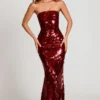 Robe longue bandeau Nottola avec ornements 3D, rouge Robe longue bandeau Nottola avec ornements 3D, rouge