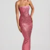Robe longue bandeau sans bretelles Amaya ornée, couleur pastèque Robe longue bandeau sans bretelles Amaya ornée, couleur pastèque