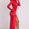 Robe longue à capuche et manches longues Desdemona, couleur rouge feu Robe longue à capuche et manches longues Desdemona, couleur rouge feu