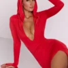 Robe longue à capuche et manches longues Desdemona, couleur rouge feu Robe longue à capuche et manches longues Desdemona, couleur rouge feu