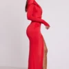 Robe longue à capuche et manches longues Desdemona, couleur rouge feu Robe longue à capuche et manches longues Desdemona, couleur rouge feu