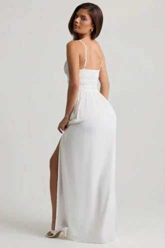 Robe longue caraco froncée Olyssia en blanc