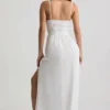Robe longue caraco froncée Olyssia en blanc Robe longue caraco froncée Olyssia en blanc