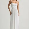 Robe longue caraco froncée Olyssia en blanc Robe longue caraco froncée Olyssia en blanc