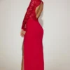 Robe longue Carmina en dentelle festonnée à encolure plongeante, couleur rouge vif Robe longue Carmina en dentelle festonnée à encolure plongeante, couleur rouge vif