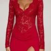Robe longue Carmina en dentelle festonnée à encolure plongeante, couleur rouge vif Robe longue Carmina en dentelle festonnée à encolure plongeante, couleur rouge vif