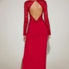 Robe longue Carmina en dentelle festonnée à encolure plongeante, couleur rouge vif Robe longue Carmina en dentelle festonnée à encolure plongeante, couleur rouge vif