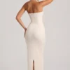 Robe longue à col bénitier et bandeau orné Palermo en blanc Robe longue à col bénitier et bandeau orné Palermo en blanc