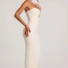 Robe longue à col bénitier et bandeau orné Palermo en blanc Robe longue à col bénitier et bandeau orné Palermo en blanc