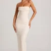 Robe longue à col bénitier et bandeau orné Palermo en blanc Robe longue à col bénitier et bandeau orné Palermo en blanc