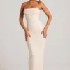 Robe longue à col bénitier et bandeau orné Palermo en blanc Robe longue à col bénitier et bandeau orné Palermo en blanc