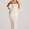 Robe longue à col bénitier et bandeau orné Palermo en blanc Robe longue à col bénitier et bandeau orné Palermo en blanc