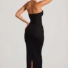 Robe longue à col bénitier et bandeau orné « Palermo » en noir Robe longue à col bénitier et bandeau orné « Palermo » en noir