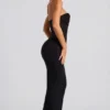 Robe longue à col bénitier et bandeau orné « Palermo » en noir Robe longue à col bénitier et bandeau orné « Palermo » en noir