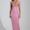 Robe longue à col bénitier et ornements Constance en rose Robe longue à col bénitier et ornements Constance en rose