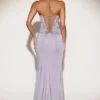 Robe longue à col bénitier et volants ornée Miravie, couleur lilas Robe longue à col bénitier et volants ornée Miravie, couleur lilas