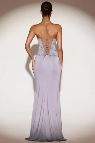 Robe longue à col bénitier et volants ornée Miravie, couleur lilas