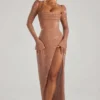 Robe longue à col bénitier ornée Champel, couleur nude Robe longue à col bénitier ornée Champel, couleur nude