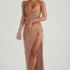 Robe longue à col bénitier ornée Champel, couleur nude Robe longue à col bénitier ornée Champel, couleur nude