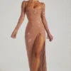 Robe longue à col bénitier ornée Champel, couleur nude Robe longue à col bénitier ornée Champel, couleur nude