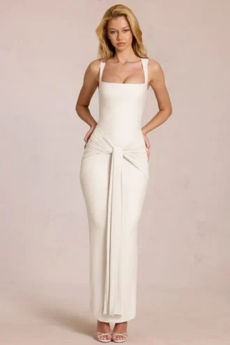 Robe longue à col carré et fronces Nayeli, couleur ivoire