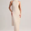 Robe longue à col dos nu et détails en écharpe en maille côtelée Dree, couleur crème Robe longue à col dos nu et détails en écharpe en maille côtelée Dree, couleur crème