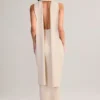 Robe longue à col dos nu et détails en écharpe en maille côtelée Dree, couleur crème Robe longue à col dos nu et détails en écharpe en maille côtelée Dree, couleur crème